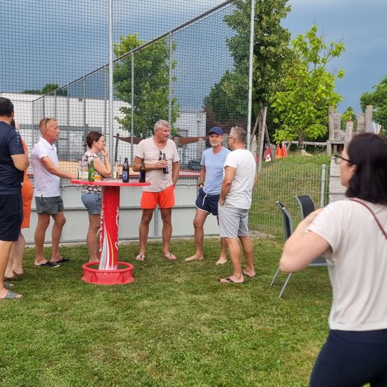 Bild enthält, Adult, Female, Person, Woman, Grass, Chair, Shorts, Backyard, Outdoors, Shoe