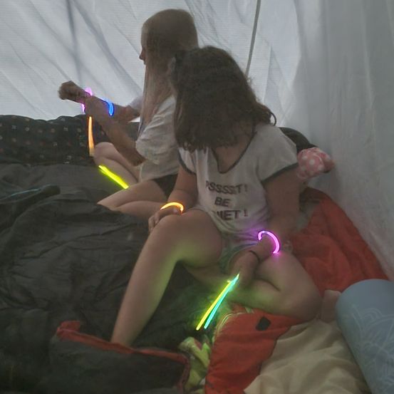 Bild enthält, Light, Couch, Furniture, Child, Female, Girl, Person, Laser, Bracelet, Head