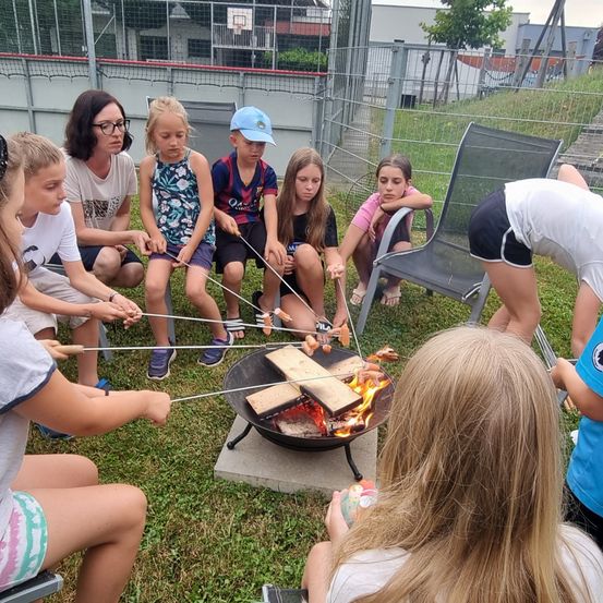 Bild enthält, Boy, Child, Male, Person, Female, Girl, People, Bbq, Shoe, Grass