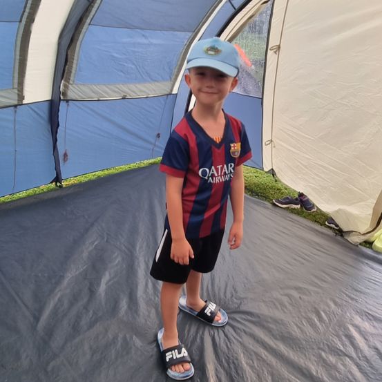 Bild enthält, Shelter, Shorts, T-Shirt, Person, Photography, Portrait, Shoe, Hat, Baseball Cap, Cap