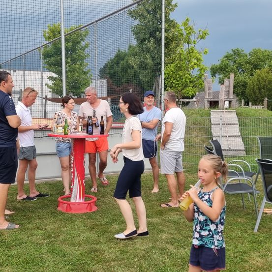 Bild enthält, Backyard, Nature, Outdoors, Yard, Grass, Shorts, Person, Chair, People, Bbq