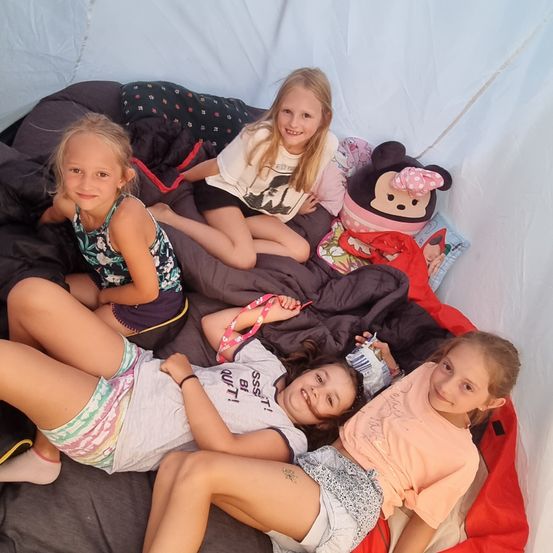 Bild enthält, People, Person, Photography, Portrait, Shelter, Child, Female, Girl, Tent, Sock