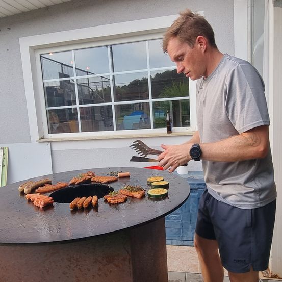 Bild enthält, Bbq, Cooking, Grilling, Adult, Male, Man, Person, Clothing, Shorts, Wristwatch