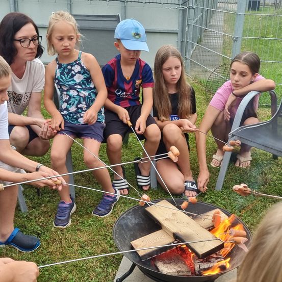 Bild enthält, Adult, Female, Person, Woman, Bbq, Cooking, Child, Girl, Boy, Male