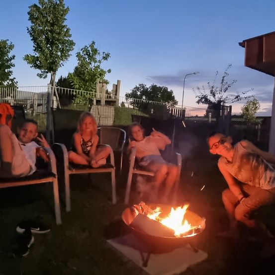 Bild enthält, Fire, Flame, Person, Adult, Male, Man, Bbq, Grilling, Bonfire, Face