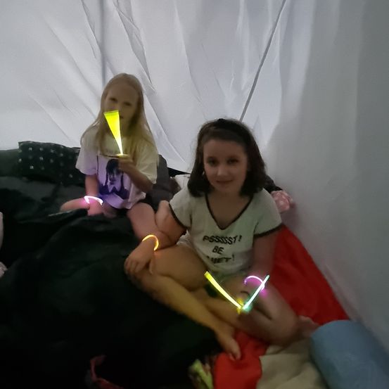 Bild enthält, Person, Portrait, Finger, Child, Female, Girl, Couch, Furniture, Costume, Hat