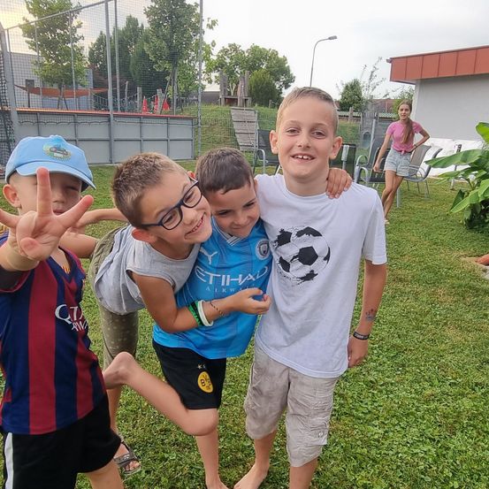 Bild enthält, Outdoors, Shelter, Grass, Backyard, Shorts, T-Shirt, Park, Tent, Summer, Photography