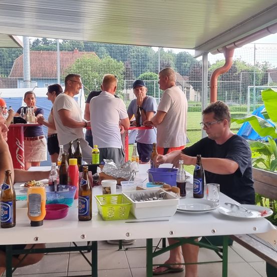 Bild enthält, Adult, Male, Man, Person, Shorts, Fun, Party, Outdoors, Brunch, Beer