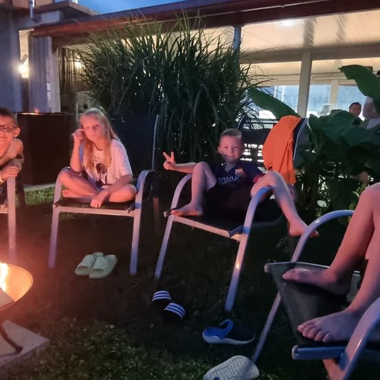 Bild enthält, Person, Boy, Child, Male, Fire, Flame, Face, Footwear, Shoe, Bonfire