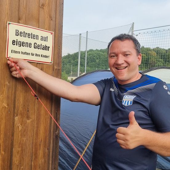 Bild enthält, Outdoors, Shelter, Finger, Hand, Person, T-Shirt, Wood, Portrait, Plywood, Pants