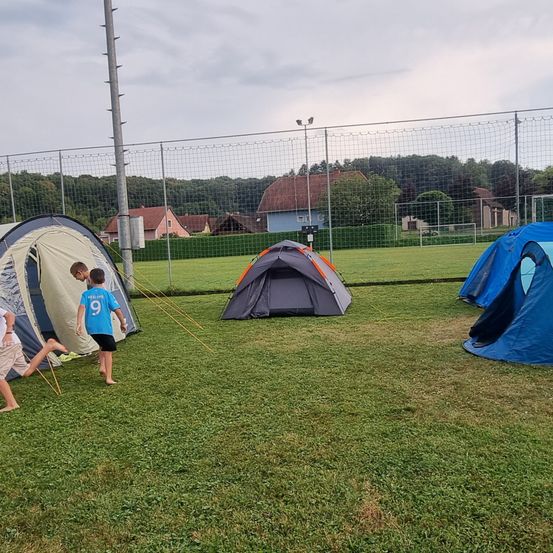 Bild enthält, Architecture, Building, Outdoors, Shelter, Tent, Person, Camping, Grass, Plant