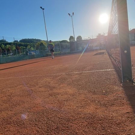 Bild enthält, Ground, Person, People, Road, Field