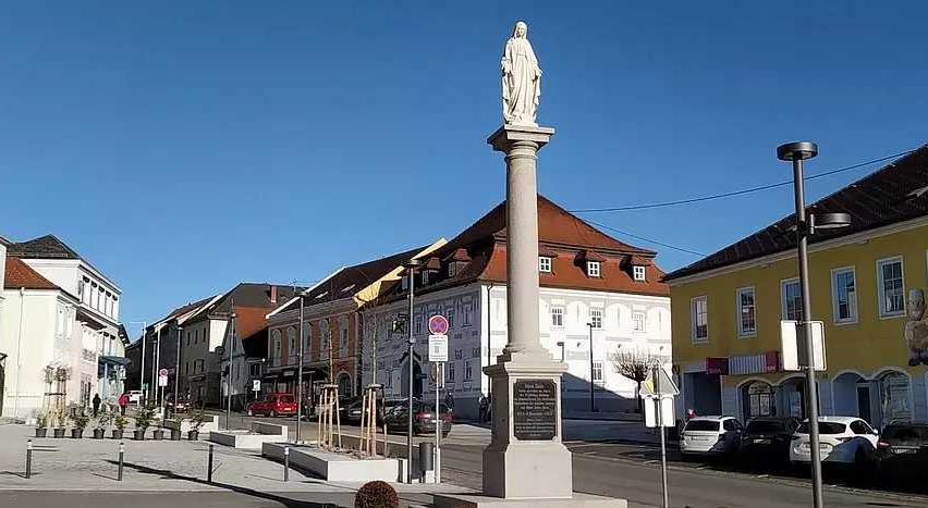 Bild enthält, Neighborhood, City, Road, Street, Urban, Downtown, Car, Person, Wheel
