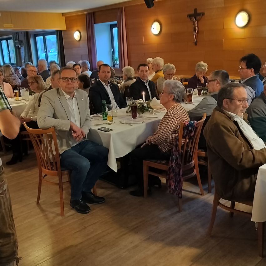 Bild enthält, People, Person, Indoors, Adult, Male, Man, Restaurant, Bride, Female, Woman