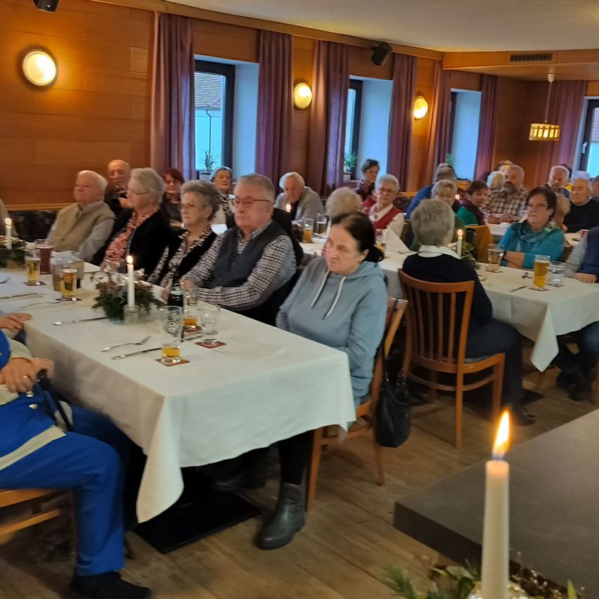 Bild enthält, Dining Table, Table, Dining Room, Indoors, Restaurant, Adult, Female, Person, Woman, Handbag