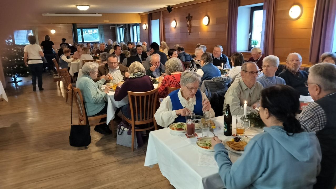 Bild enthält, Indoors, Restaurant, Adult, Female, Person, Woman, People, Handbag, Male, Man