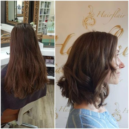Zwei Bilder einer Frau mit braunen Haaren, eines mit glatten Haaren und eines mit lockigen Haaren, beide in einer Friseurumgebung.