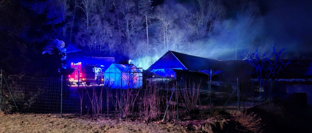 Bild enthält, Outdoors, Shelter, Countryside, Hut, Nature, Rural, Shack, Night, Lighting, Housing