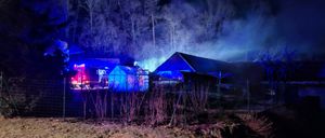 Bild enthält, Outdoors, Shelter, Countryside, Hut, Nature, Rural, Shack, Night, Lighting, Housing