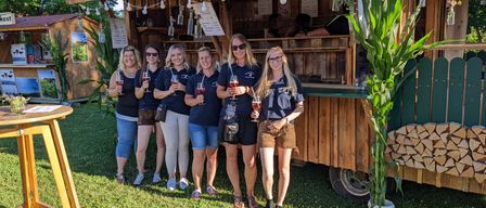 Bild enthält, Shorts, People, Wood, Outdoors, Nature, Backyard, Plywood, Grass, Pants, Countryside