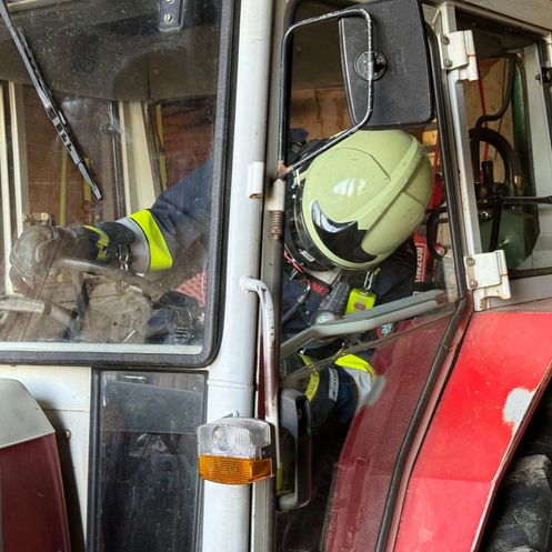 Bild enthält, Helmet, Person, Worker, Glove, Wheel, Car, Fireman