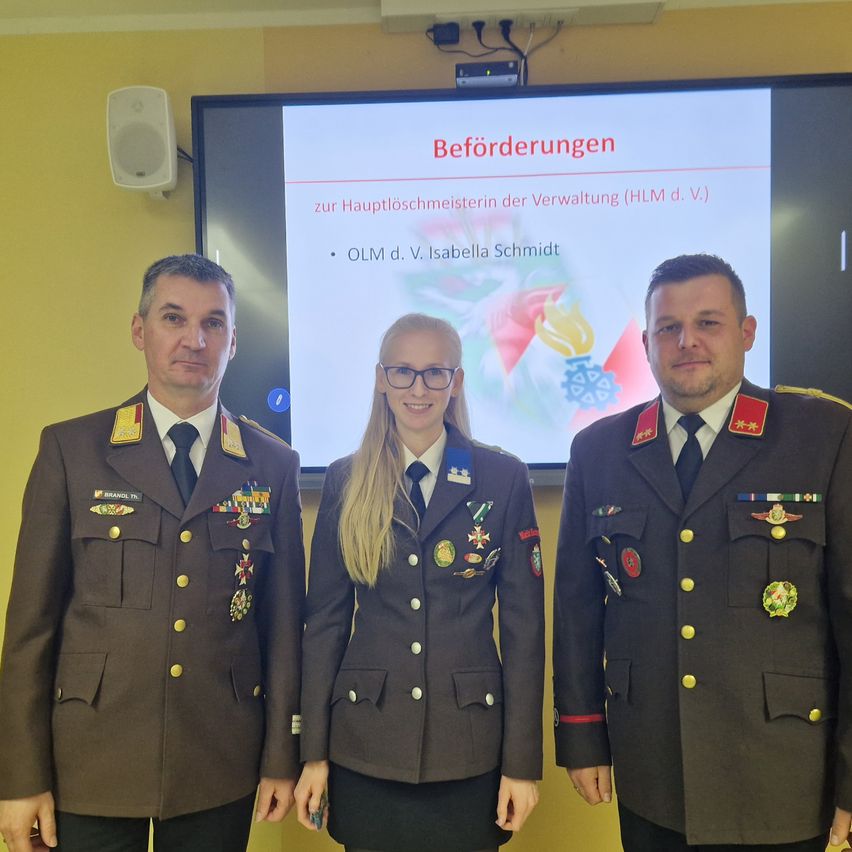 Bild enthält, Officer, Person, Military, Adult, Male, Man, Military Officer, Female, Woman, Glasses