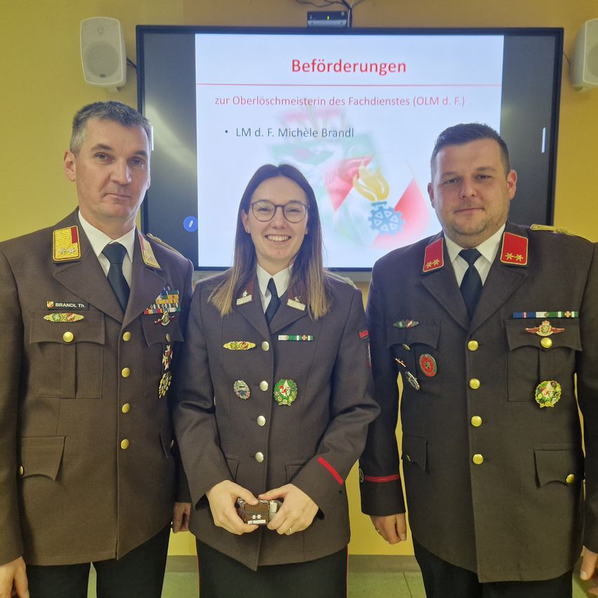 Bild enthält, Officer, Person, Adult, Female, Woman, Male, Man, Suit, Military, Military Officer