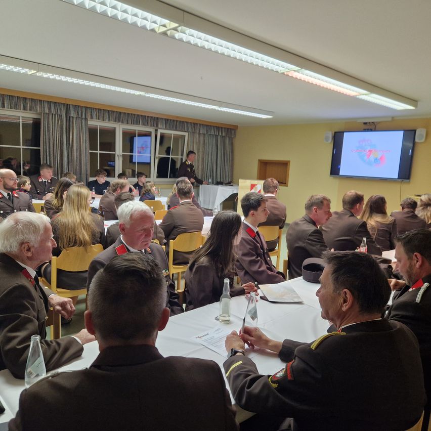 Bild enthält, People, Person, Adult, Female, Woman, Screen, Monitor, Crowd, Male, Man