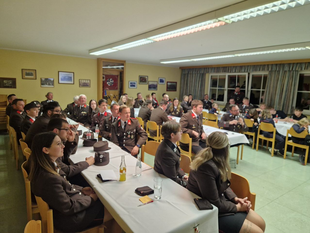 Bild enthält, People, Person, Adult, Female, Woman, Crowd, Boy, Child, Male, Man