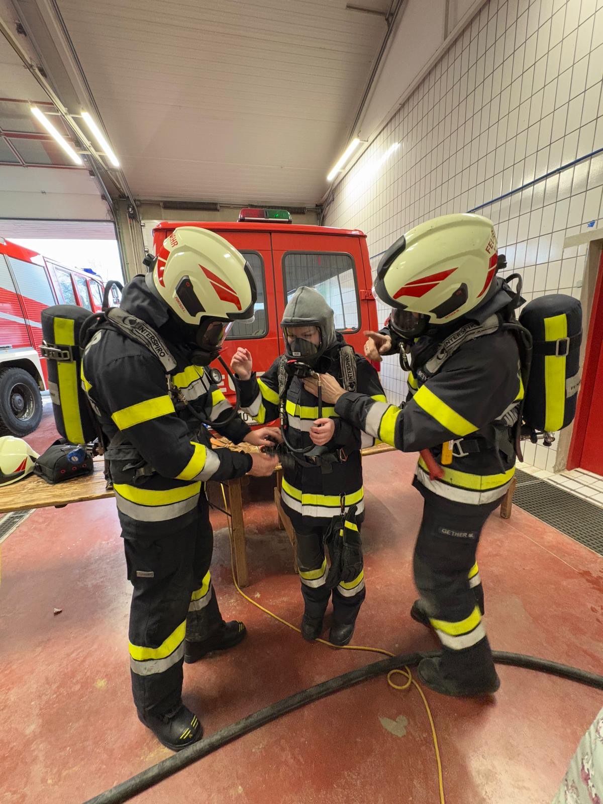Bild enthält, Helmet, Machine, Wheel, Adult, Male, Man, Person