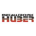 Das Logo von Metalltechnik Huber ist dargestellt. Es ist in fettem Schwarz und Rot mit einem Farbverlauf.