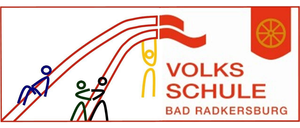 Das Logo der Volksschule Bad Radkersburg zeigt eine rote Flagge, ein Rad und eine stilisierte Figur von Menschen, die eine Rutsche erklimmen. Der Text lautet 'Volksschule Bad Radkersburg'.