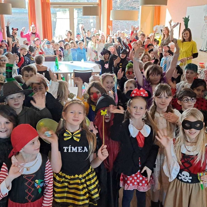 Bild enthält, People, Person, Child, Female, Girl, Baby, Adult, Woman, Face, Celebrating