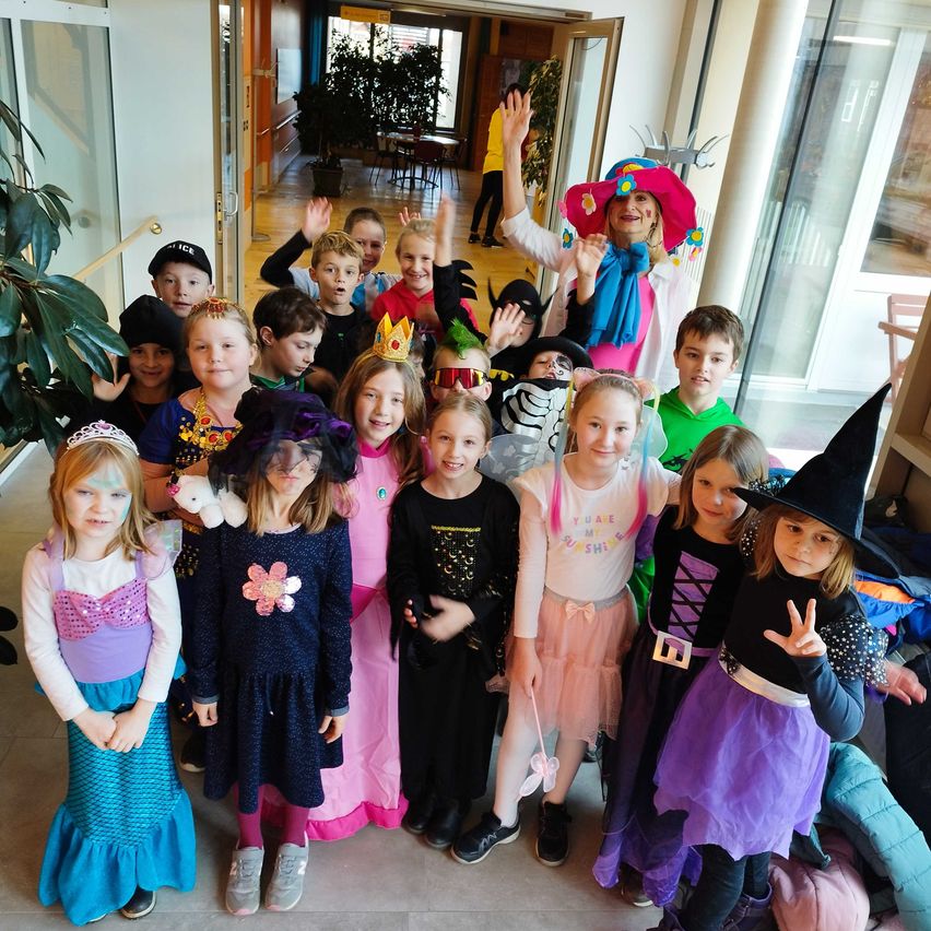 Bild enthält, Costume, Person, Photography, Portrait, Dress, People, Skirt, Potted Plant, Pants, Purple