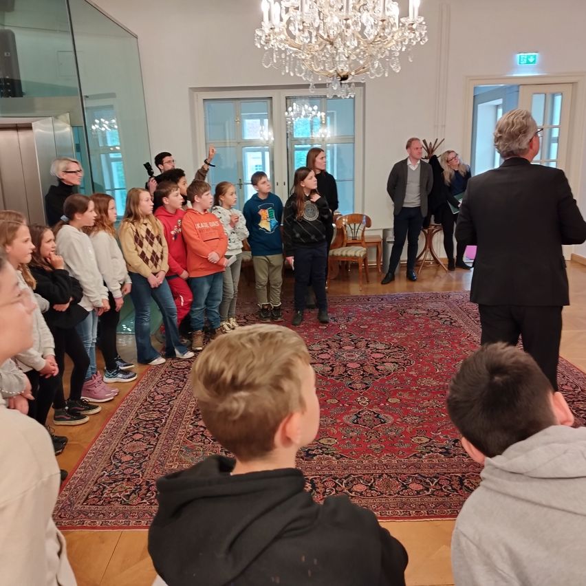 Bild enthält, Boy, Child, Male, Person, Adult, Female, Woman, Man, Chandelier, Shoe