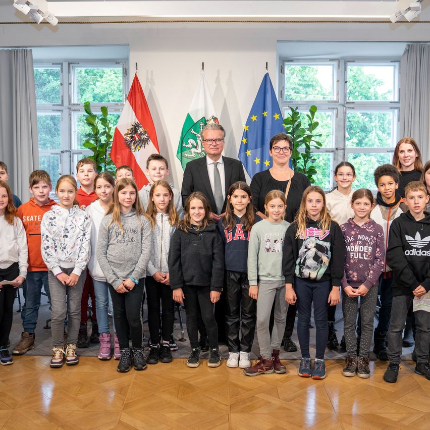 Bild enthält, Groupshot, Person, Pants, Glasses, Shoe, People, Jeans, Adult, Male, Man