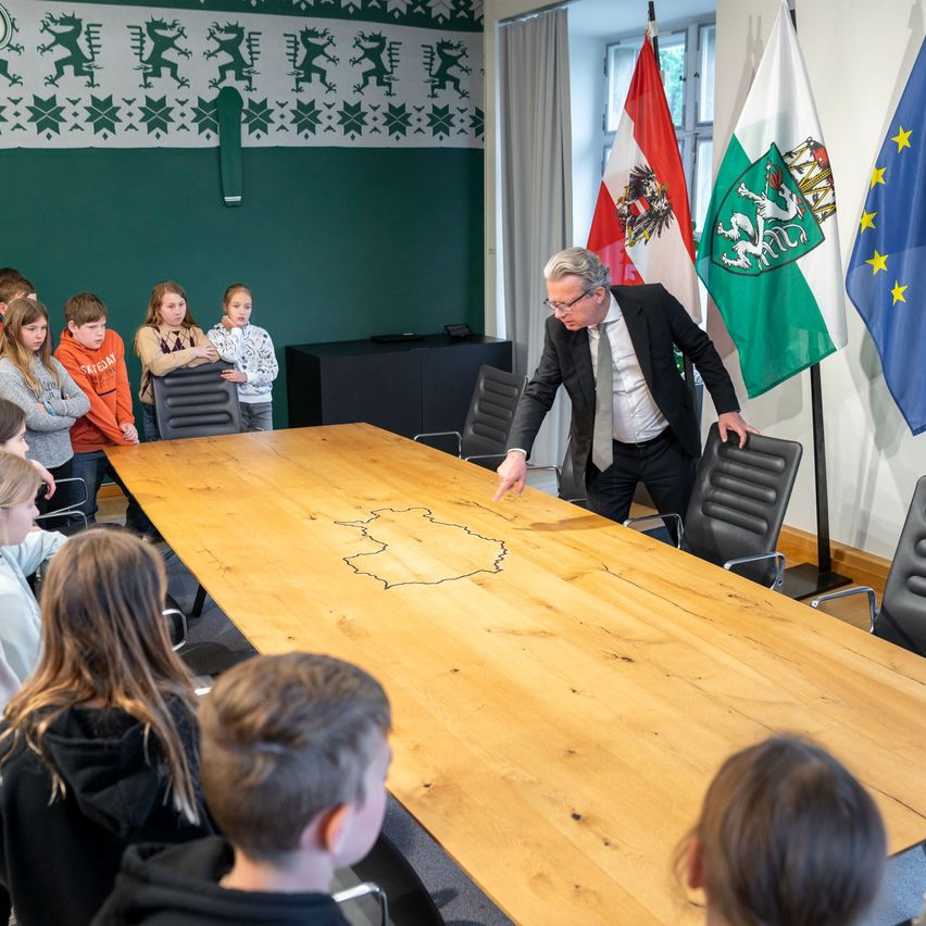 Bild enthält, Crowd, Person, Adult, Male, Man, Boy, Child, Female, Woman, Glasses