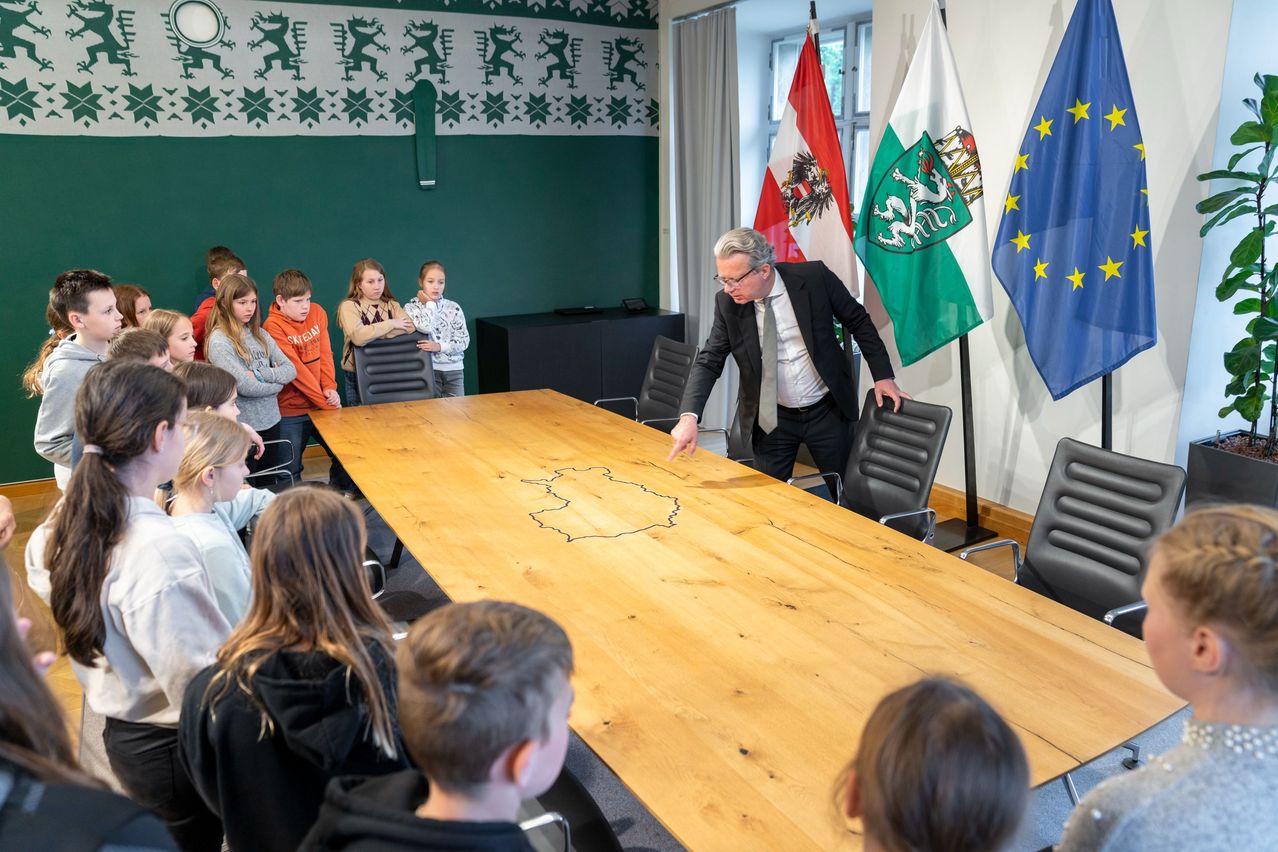 Bild enthält, Crowd, Person, Adult, Male, Man, Boy, Child, Female, Woman, Glasses