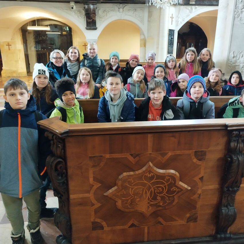 Bild enthält, People, Person, Wood, Boy, Child, Male, Glasses, Lamp, Baby, Hat