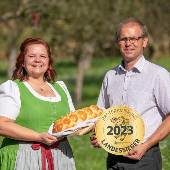 Bild enthält, Adult, Male, Man, Person, Female, Woman, Necklace, People, Glasses, Bread