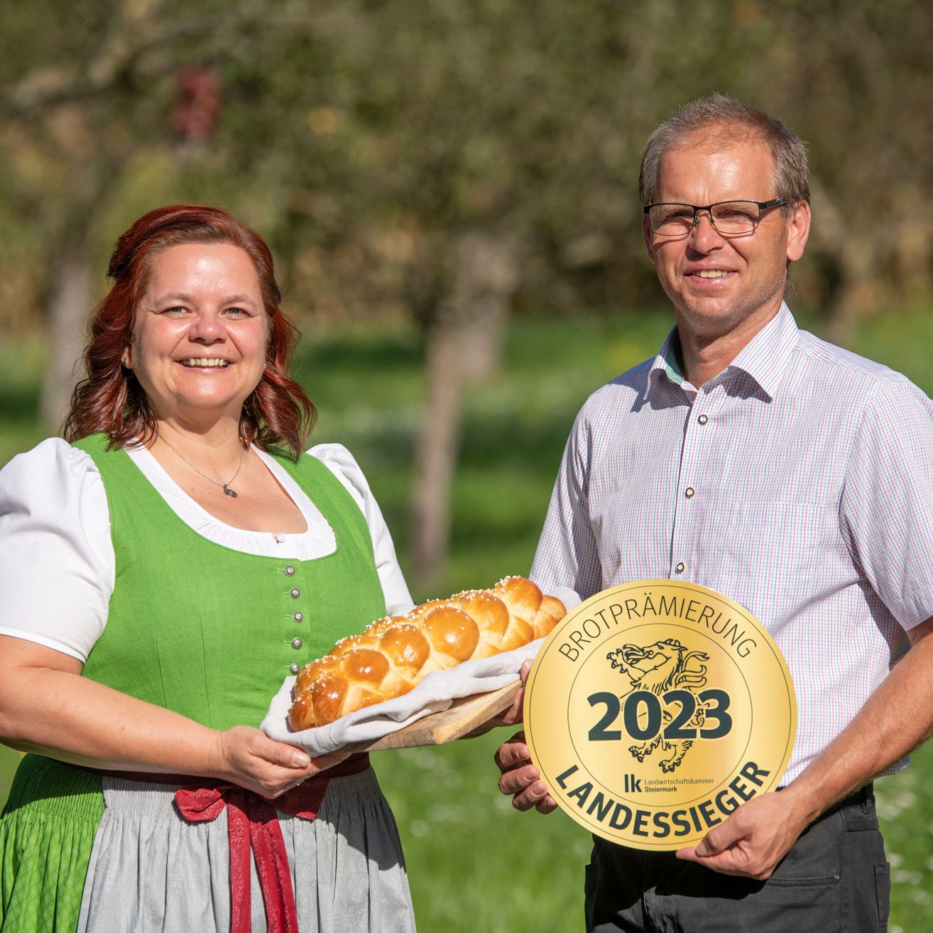 Bild enthält, Adult, Male, Man, Person, Female, Woman, Necklace, People, Glasses, Bread