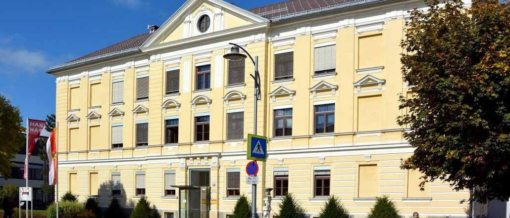 Bild enthält, Building, Housing, House, City, Urban, Person