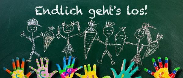 Eine Tafel mit Handabdrücken von Kindern in verschiedenen Farben, jedes hält ein Gemüse und die Phrase 'Endlich geht's los!' darüber geschrieben.