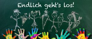 Eine Tafel mit Handabdrücken von Kindern in verschiedenen Farben, jedes hält ein Gemüse und die Phrase 'Endlich geht's los!' darüber geschrieben.