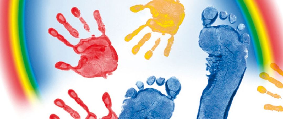 Eine farbenfrohe Darstellung von Hand- und Fußabdrücken. Eine rote Hand, eine gelbe Hand und zwei blaue Fußabdrücke. Alles auf einem hellblauen Hintergrund.