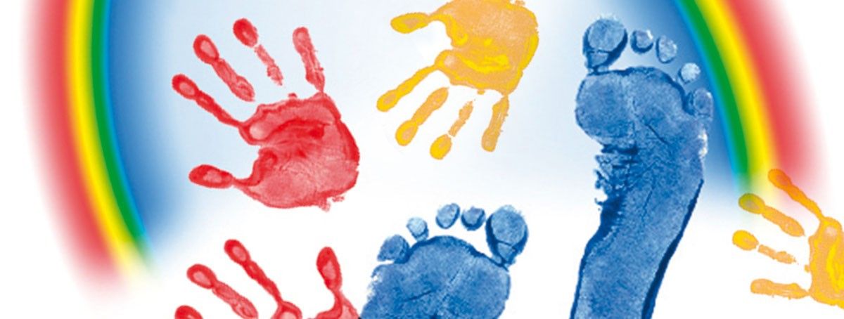 Eine farbenfrohe Darstellung von Hand- und Fußabdrücken. Eine rote Hand, eine gelbe Hand und zwei blaue Fußabdrücke. Alles auf einem hellblauen Hintergrund.