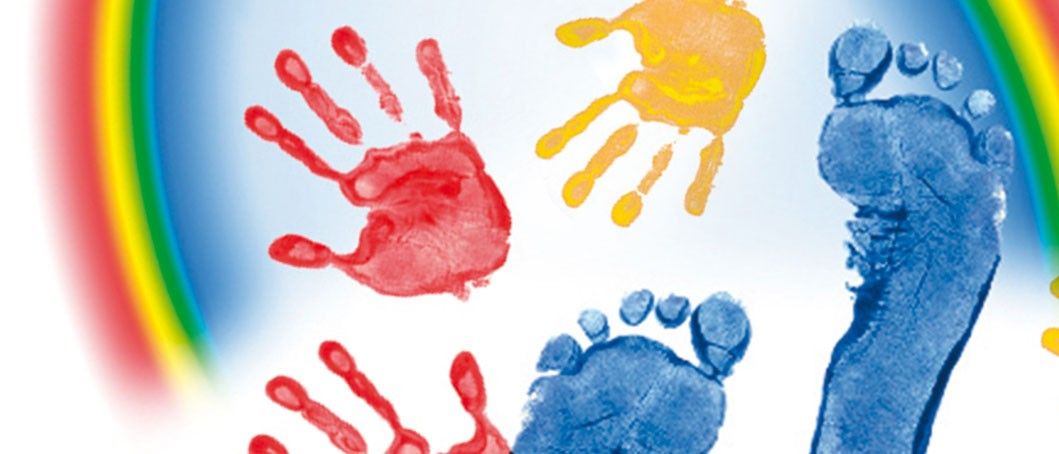 Drei Handabdrücke und zwei Fußabdrücke auf weißem Hintergrund. Die Handabdrücke sind in Rot und Gelb, die Fußabdrücke in Blau.