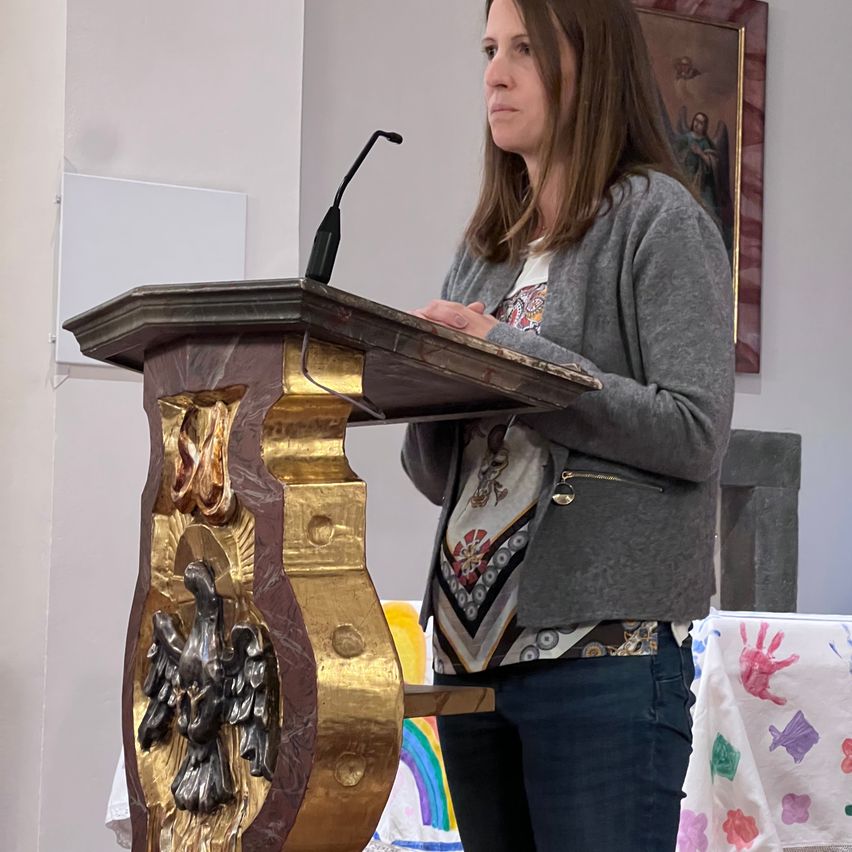 Bild enthält, Crowd, Person, Audience, Speech, Podium, Clothing, Coat, Face, Head, Jeans