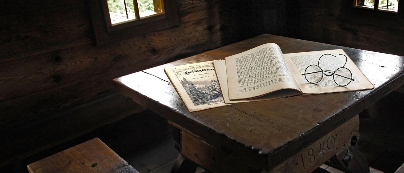 Bild enthält, Furniture, Table, Wood, Coffee Table, Plywood, Hardwood, Book, Publication, Desk, Tabletop