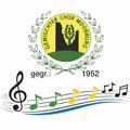 Das Logo des Gemischer Chor Moosburg zeigt eine Musiknote, einen Baum und das Jahr 1952. Der Name Gemischer Chor Moosburg ist über dem Logo geschrieben. Musikalische Noten sind unterhalb des Logos angeordnet.